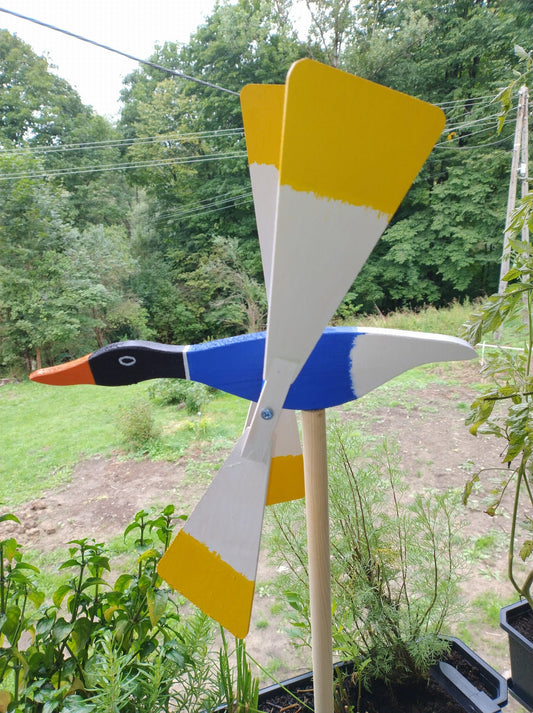 Wiatrak ogrodowy w kształcie kaczki, 47 cm – estetyczna dekoracja z drewna pełniąca funkcję skutecznej ochrony przed ptakami i zwierzętami.