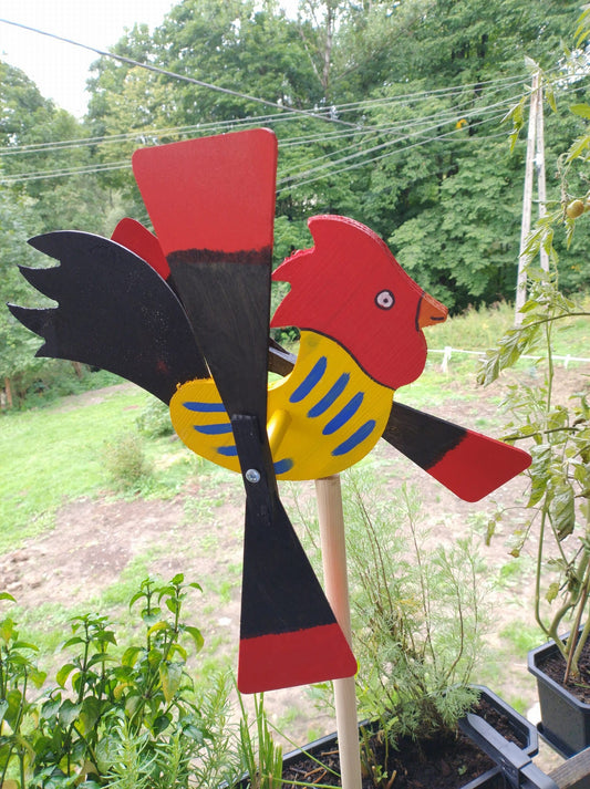 Wiatrak ogrodowy w kształcie koguta, 47 cm – efektowna dekoracja z drewna, która zdobi ogród i stanowi estetyczną ochronę przed ptakami.