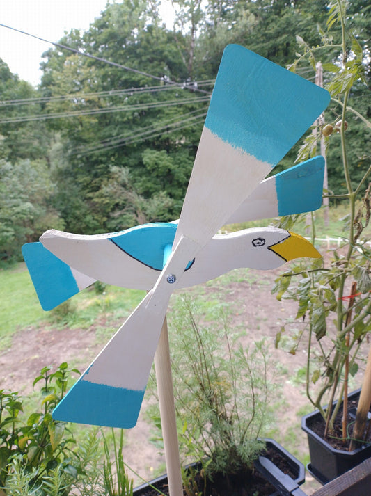 Wiatrak ogrodowy w kształcie mewy, 47 cm – stylowa dekoracja z drewna, która jednocześnie odstrasza ptaki i chroni ogród.