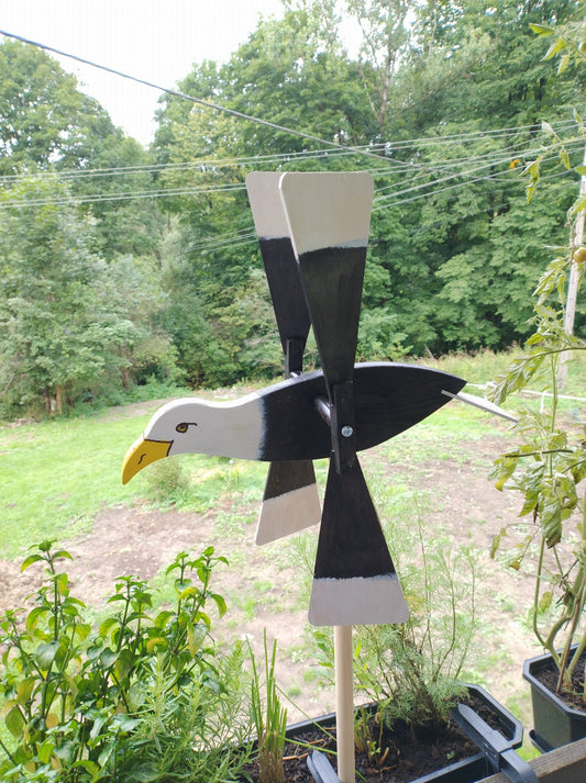 Wiatrak ogrodowy w kształcie orła, 47 cm – efektowna dekoracja z drewna, która ozdabia ogród i skutecznie odstrasza ptaki.