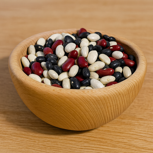 Alt tekst: Drewniana miska z parzonego buku o średnicy 16 cm, wypełniona kolorową mieszanką fasoli białej, czerwonej i czarnej – naturalna ozdoba kuchni | Chłopcy z Rancza.