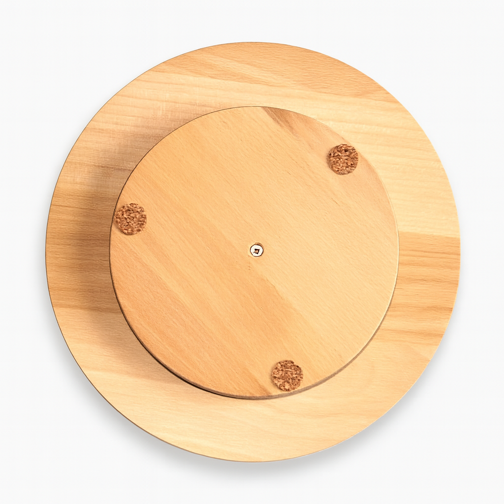 Drewniana obrotowa taca typu Lazy Susan, wykonana z jasnego drewna bukowego. Widok od spodu – widoczna centralna śruba mocująca i trzy korkowe podkładki antypoślizgowe.