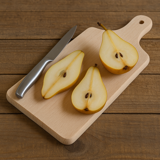 Drewniana deska do krojenia z połówkami gruszki i nożem ze stalowym uchwytem, na drewnianym stole – Chłopcy z Rancza / Ranch Boys.