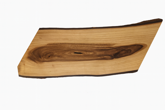 Ręcznie wykonana deska orzechowa premium, z widocznym naturalnym rysunkiem słojów i ciemnym brzegiem.