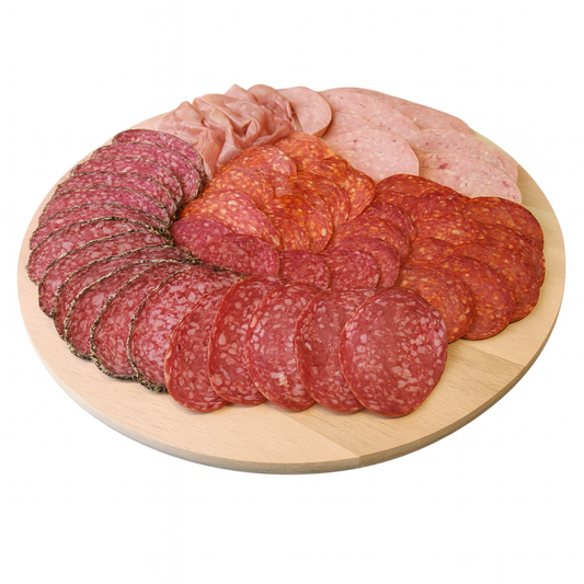 Okrągła deska z naturalnego drewna bukowego o średnicy 45 cm, ułożone na niej różne wędliny — plastry salami, szynki, boczku i kiełbasy. Zdjęcie na białym tle, idealne do prezentacji produktu w sklepie internetowym Chłopcy z Rancza.