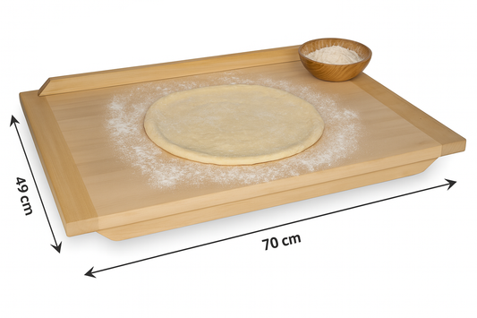 Stolnica drewniana z rantem, lekko obsypana mąką, na której leży wyrobione ciasto na pizzę. W rogu stolnicy drewniana miseczka z mąką – naturalna, rustykalna aranżacja kuchennego blatu.