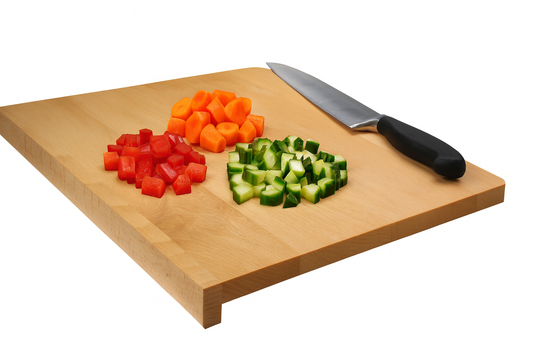 Drewniana deska bukowa z rantem 47×37 cm – na powierzchni ułożone pokrojone warzywa (marchew, ogórek, pomidor) oraz leżący z boku nóż kuchenny – Chłopcy z Rancza