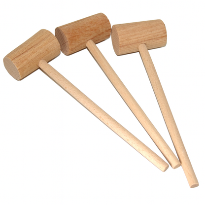 Trzy mini młotki drewniane ułożone na białym tle, każdy z gładką rączką i cylindryczną główką z naturalnego drewna bukowego – idealne do zabawy, majsterkowania lub jako element kuchenny.