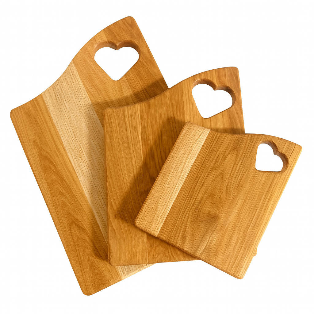 Komplet trzech dębowych desek kuchennych z otworami w kształcie serca – elegancki zestaw do krojenia i serwowania, wykonany z naturalnego, olejowanego drewna dębowego o pięknym, ciepłym odcieniu i widocznym usłojeniu.