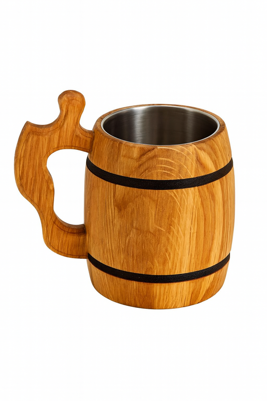 Rustykalny kufel dębowy z wkładem ze stali nierdzewnej – elegancki, ręcznie wykonany kubek w kształcie beczułki, ozdobiony czarnymi obręczami, idealny prezent dla miłośników piwa i naturalnego drewna.