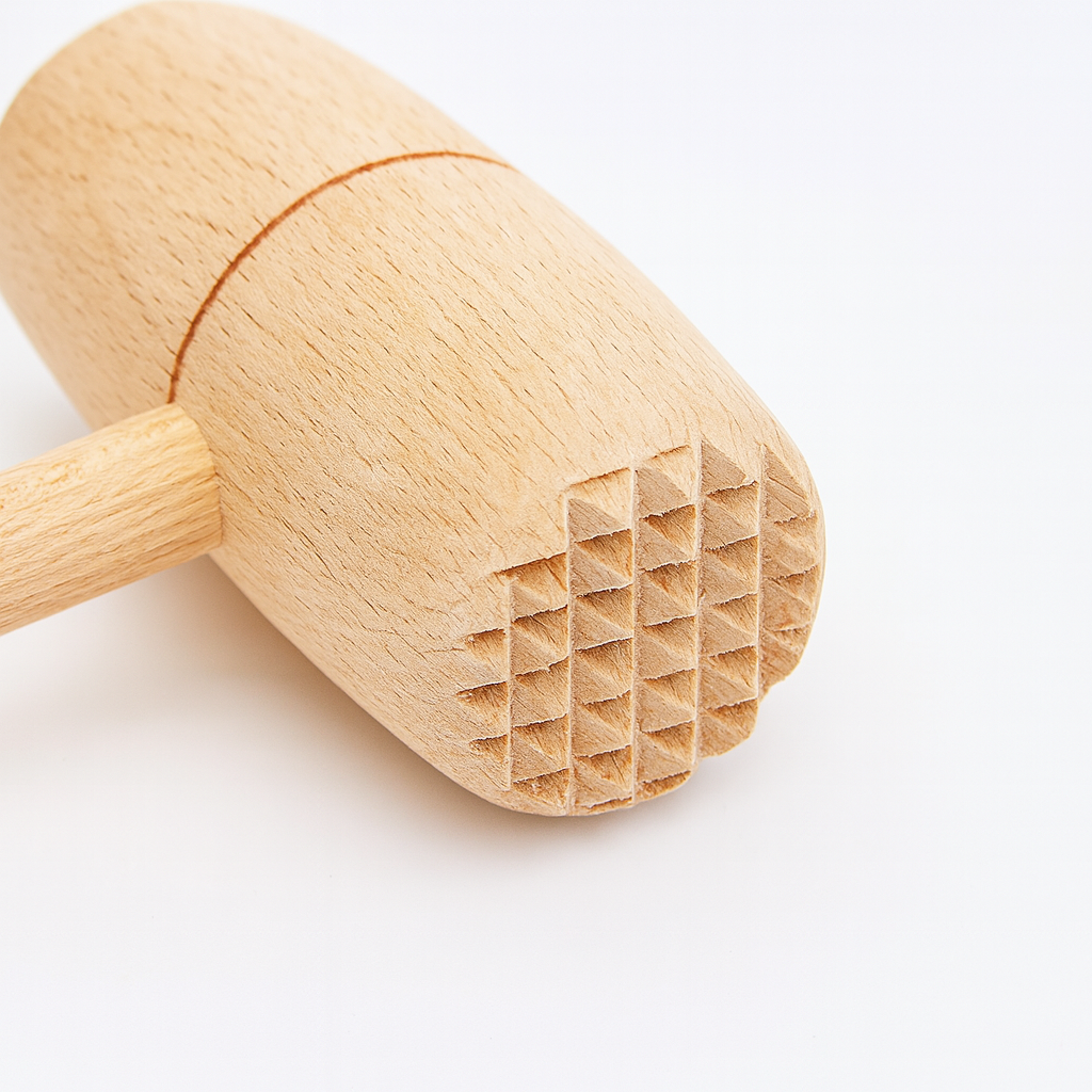 Drewniany tłuczek kuchenny do mięsa z naturalnego buku – ergonomiczny, trwały i ekologiczny, idealny do rozbijania kotletów i przygotowywania mięsa w domowej kuchni.