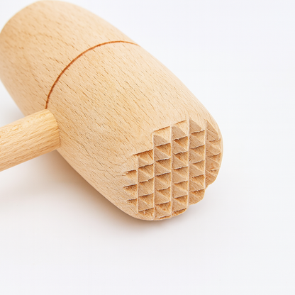 Drewniany tłuczek kuchenny do mięsa z naturalnego buku – ergonomiczny, trwały i ekologiczny, idealny do rozbijania kotletów i przygotowywania mięsa w domowej kuchni.