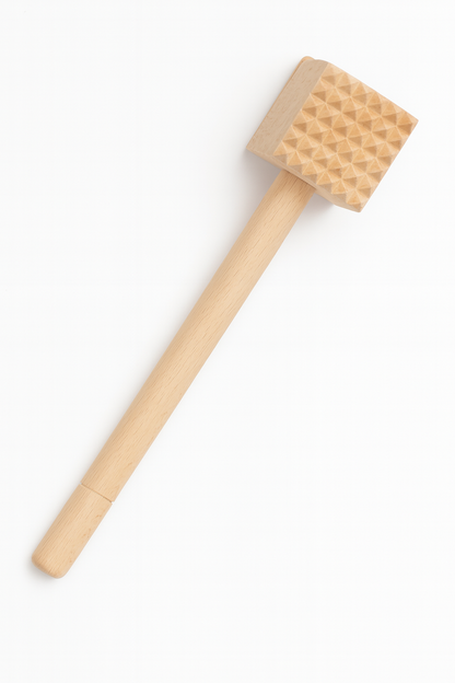Drewniany tłuczek kuchenny do mięsa z długą rączką i kwadratową główką z wypustkami – naturalne drewno bukowe, idealny do codziennego użytku w kuchni.