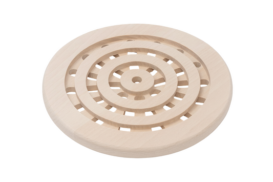 Okrągła drewniana podstawka pod gorące naczynia wykonana z jasnego buku, z dekoracyjnymi koncentrycznymi pierścieniami i precyzyjnymi prostokątnymi wycięciami, sfotografowana na białym tle z widoczną naturalną strukturą drewna.