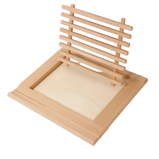 Ekologiczna drewniana deska do krojenia chleba z wyjmowanym rusztem i pojemnikiem na okruszki, wykonana z naturalnego drewna bukowego.