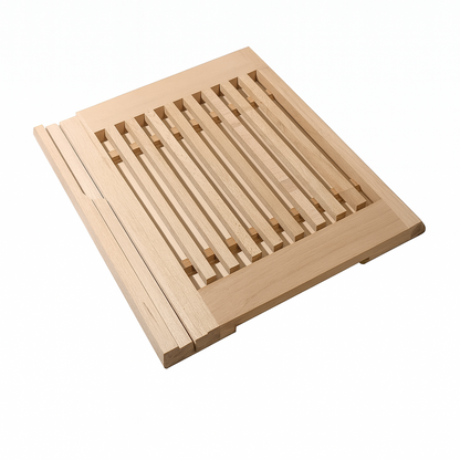 Drewniana deska do krojenia chleba z wyjmowanym rusztem na okruszki, wykonana z naturalnego drewna bukowego. Produkt przedstawiony na białym tle, widoczna gładka powierzchnia i precyzyjne wykończenie.