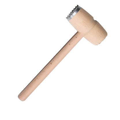 Drewniany tłuczek do mięsa z metalową stroną z ząbkami, wykonany z jasnego drewna bukowego, przedstawiony na białym tle, widoczny w całości z lekkim cieniem pod spodem