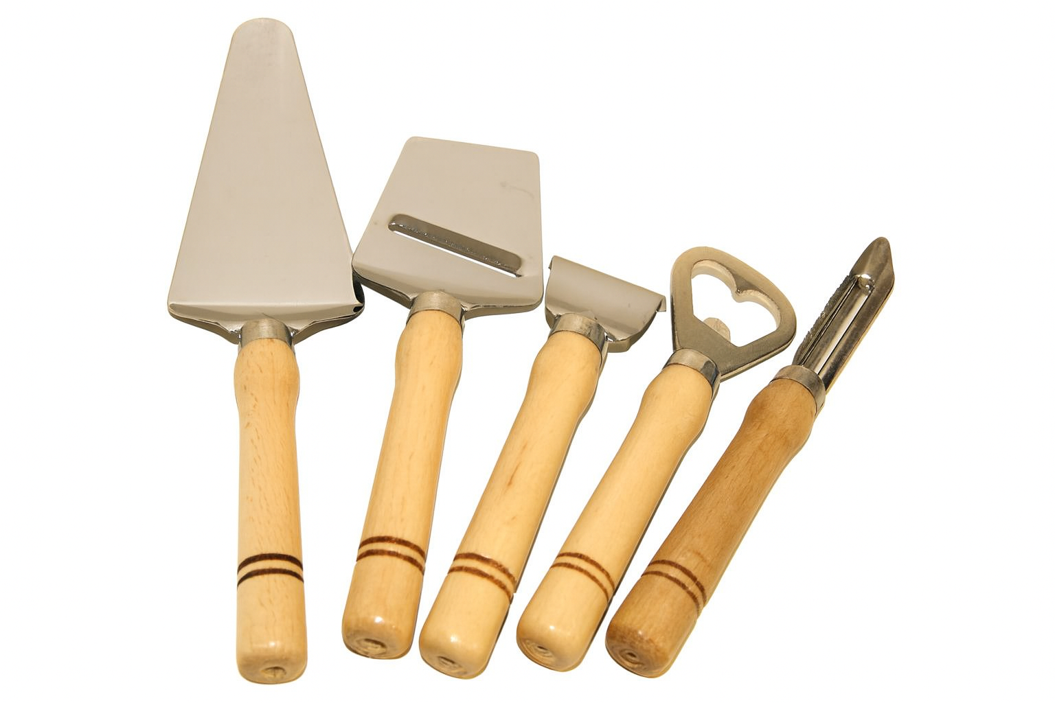 Zestaw pięciu narzędzi kuchennych z drewnianymi uchwytami i stalowymi końcówkami, ułożonych obok siebie na białym tle. W skład zestawu wchodzą łopatka do ciasta, krajalnica do sera, otwieracz do butelek, skrobaczka do warzyw oraz szpatułka, zachowane w naturalnym stylu z delikatnymi niedoskonałościami drewna