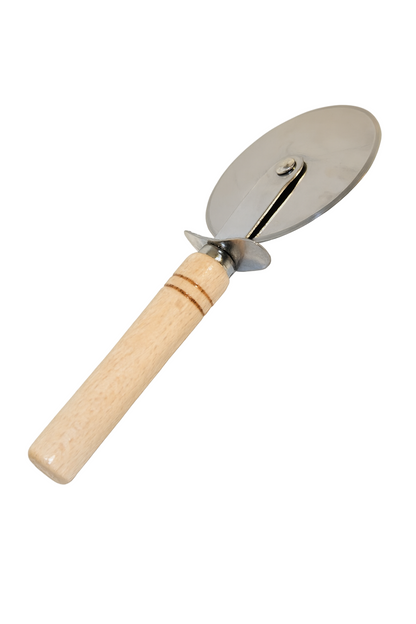 Radełko do pizzy z drewnianą rączką – stalowe ostrze tnące, idealne do krojenia pizzy i ciasta. Produkt marki Chłopcy z Rancza