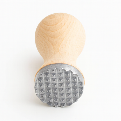 Drewniany tłuczek do mięsa z metalową, ząbkowaną powierzchnią – solidny, poręczny i idealny do delikatnego rozbijania steków.