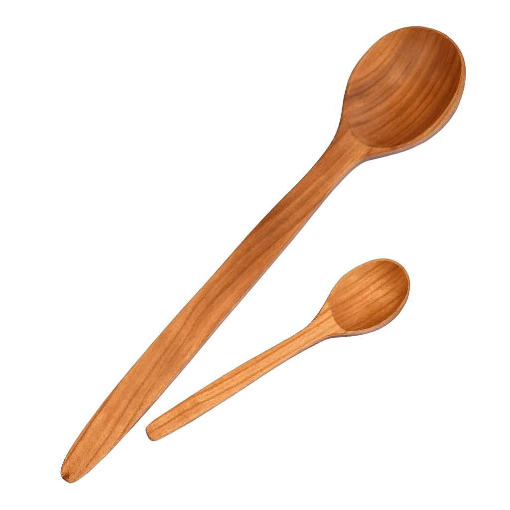 Elegancki zestaw dwóch łyżek kuchennych z drewna czereśniowego – naturalny, ciepły odcień i widoczne usłojenie, idealne do codziennego użytku w kuchni.