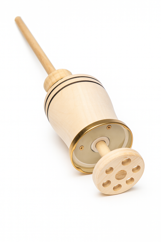 Ręczna Maselnica – Tradycyjny Sposób na Domowe Masło. Drewniana maselnica z tłokiem, wykonana z jasnego drewna z ozdobnymi pierścieniami, ukazana na białym tle. Idealna do przygotowywania domowego masła w tradycyjny sposób.