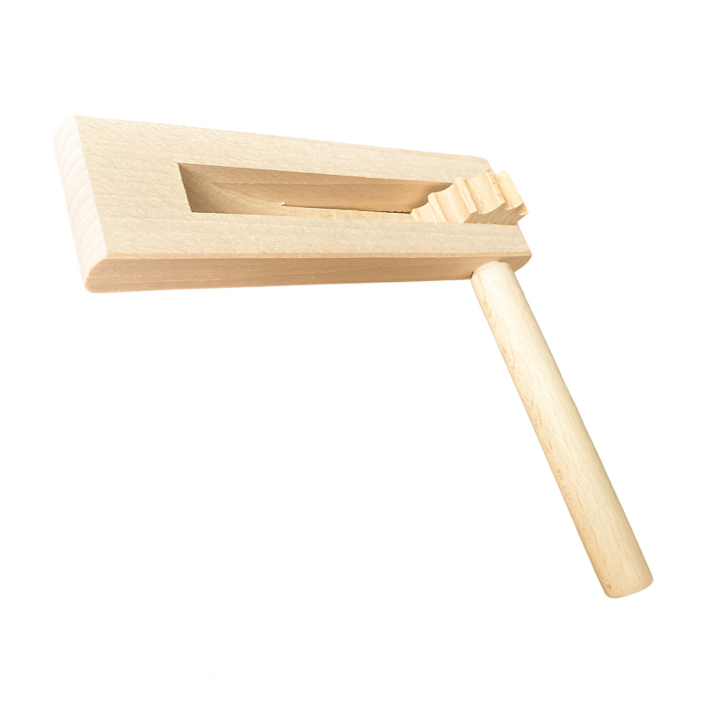 Drewniana kołatka muzyczna wykonana z naturalnego, jasnego drewna bukowego – tradycyjna zabawka dźwiękowa dla dzieci, prezentowana na białym tle.