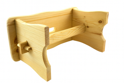 Drewniana ryczka do dojenia – solidny, ręcznie wykonany stołek z naturalnego drewna sosnowego, o klasycznym rustykalnym kształcie i gładkim wykończeniu. Idealny do gospodarstwa, warsztatu lub jako dekoracyjny element wnętrza w stylu wiejskim.