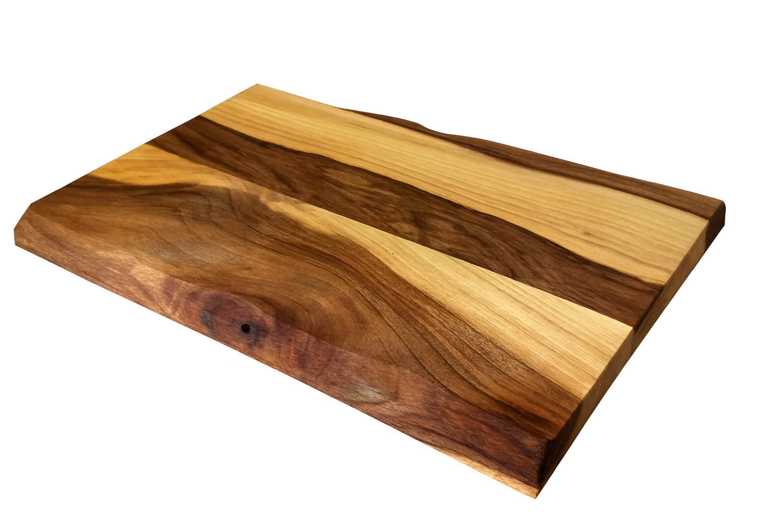 Mała drewniana deska do krojenia i siekania wykonana z orzecha, prezentująca naturalne kontrasty jasnych i ciemnych słojów drewna. Prosty, elegancki kształt i gładko wykończone krawędzie podkreślają jej funkcjonalność i estetykę – idealny dodatek do każdej kuchni.