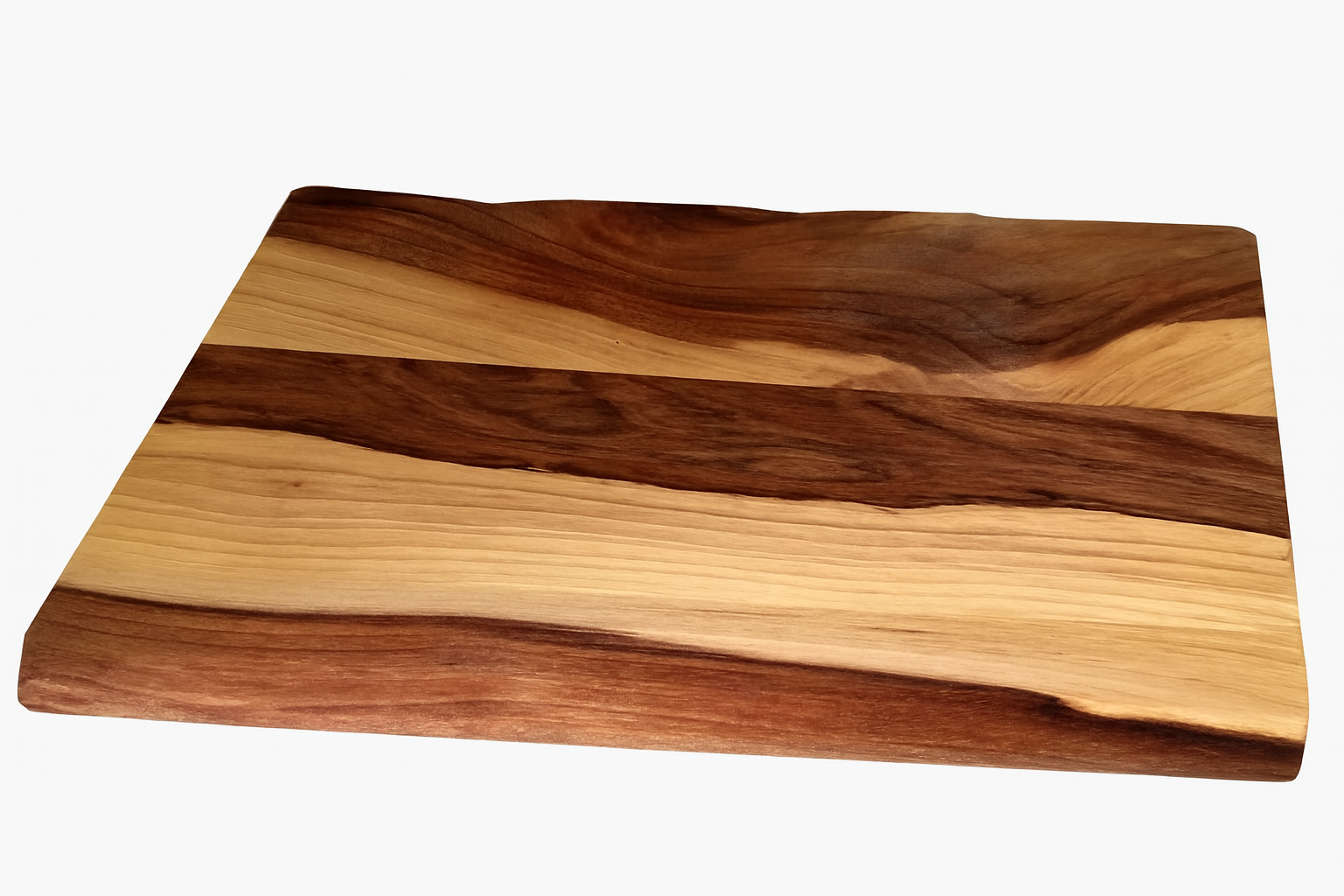 Drewniana deska do krojenia z naturalnego drewna o pięknym, nieregularnym usłojeniu w odcieniach jasnego brązu i ciemnego orzecha,