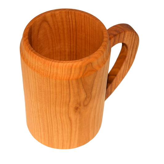 Ekologiczny kubek drewniany z czereśni z wygodnym uchem – ręcznie wykonany, naturalny, o gładkim wykończeniu i ciepłym odcieniu drewna, idealny do serwowania napojów w rustykalnym stylu.
