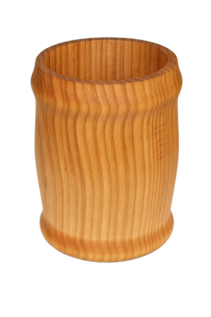 Drewniany kufel czereśniowy bez ucha – eleganckie naczynie w naturalnym stylu, wykonane z jasnego drewna o wyraźnym usłojeniu.