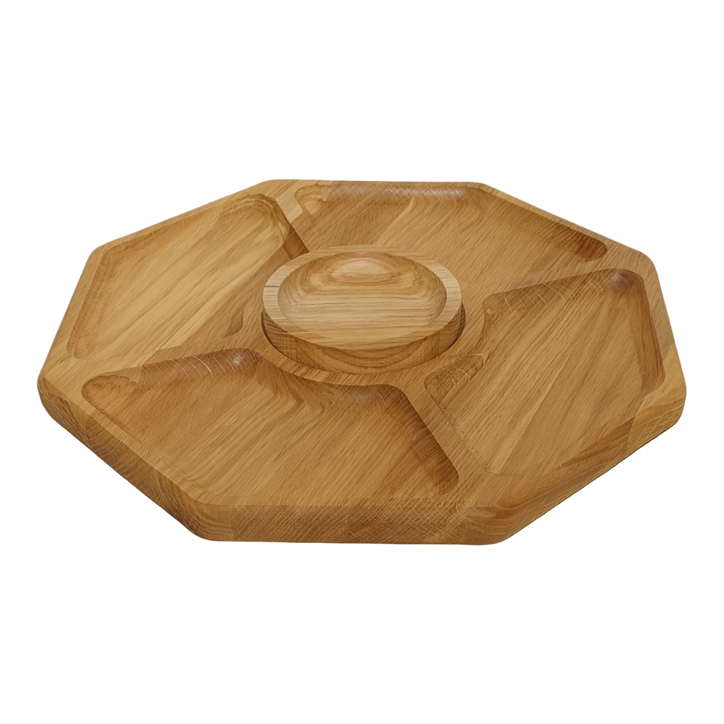 Dębowa deska do serwowania w kształcie plastra miodu z czterema przegródkami i centralną miseczką na sosy – elegancka, naturalnie wykończona powierzchnia z widocznym usłojeniem dębu, idealna do podawania przekąsek, dipów i przystawek.