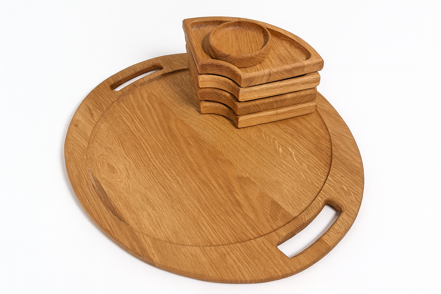Okrągła dębowa deska do serwowania z wyciętymi uchwytami, na której ułożony jest zestaw czterech trójkątnych miseczek z drewna. Naturalne usłojenie i ciepły kolor drewna podkreślają elegancki, rustykalny charakter zestawu – idealny do serwowania przekąsek i sosów.