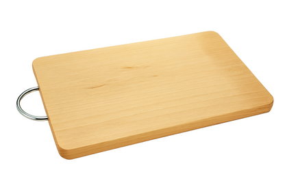 Drewniana deska kuchenna z metalowym uchwytem, idealna do krojenia i serwowania potraw. Wykonana z jasnego drewna bukowego o gładkiej powierzchni i zaokrąglonych krawędziach. Leży na białym tle, widoczna w całości, w orientacji poziomej