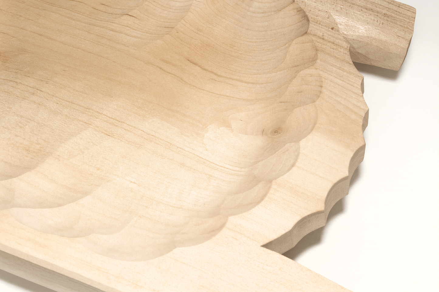 Zbliżenie na jasne, rzeźbione koryto drewniane z widoczną falistą strukturą i gładkim wykończeniem.
