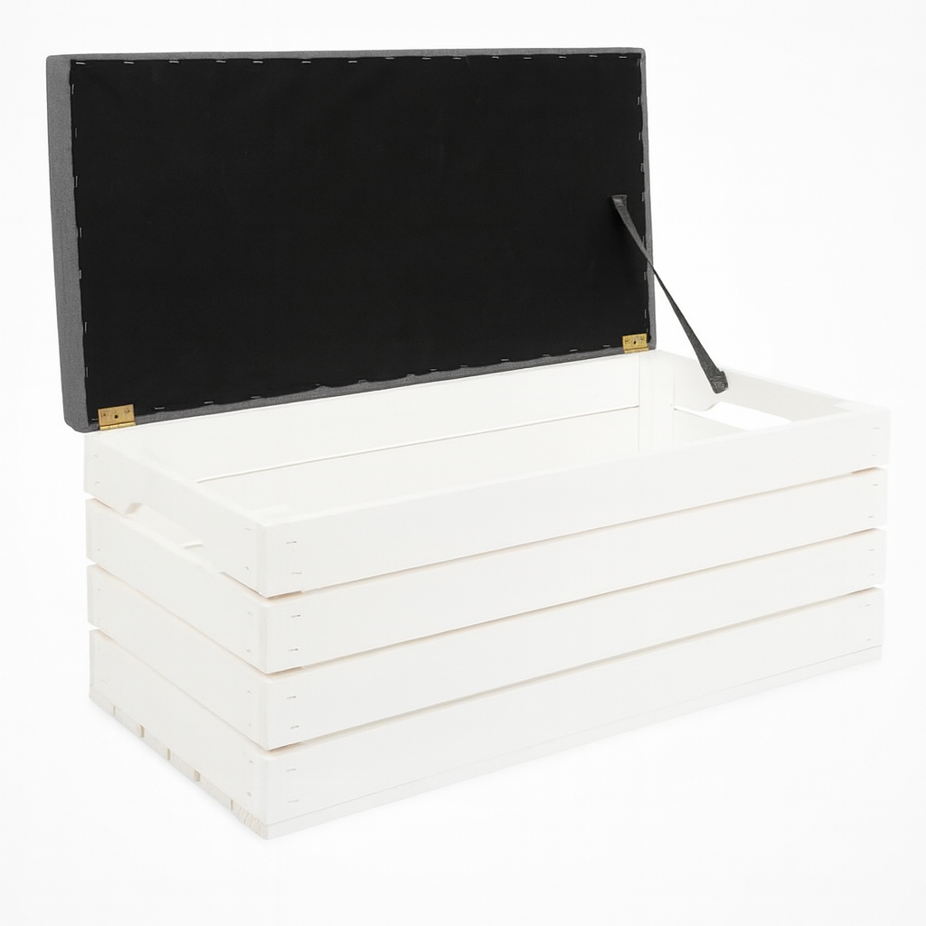 Elegancka biała skrzynia drewniana z funkcją siedzenia i pojemnym schowkiem, wykonana z drewna sosnowego, o wymiarach 80×40×35 cm. Pokrywa otwarta, ukazuje wnętrze skrzyni – idealna do przechowywania w domu lub na tarasie.