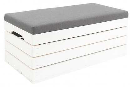 Elegancka biała skrzynia drewniana z funkcją siedzenia i pojemnym schowkiem, wykonana z drewna sosnowego, o wymiarach 80×40×35 cm. Pokrywa uniesiona, widoczne wnętrze skrzyni. Styl minimalistyczny, naturalne światło, idealna do przechowywania w domu lub na tarasie.