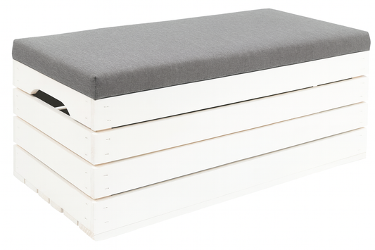 Elegancka biała skrzynia drewniana z funkcją siedzenia i pojemnym schowkiem, wykonana z drewna sosnowego, o wymiarach 80×40×35 cm. Pokrywa uniesiona, widoczne wnętrze skrzyni. Styl minimalistyczny, naturalne światło, idealna do przechowywania w domu lub na tarasie.
