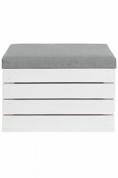 Biała skrzynia drewniana z szarym siedziskiem tapicerowanym, wykonana z desek w układzie poziomym. Minimalistyczny styl, idealna jako pufa lub pojemnik do przechowywania w domu. Zdjęcie produktowe na białym tle, frontowy widok, pełny kadr.