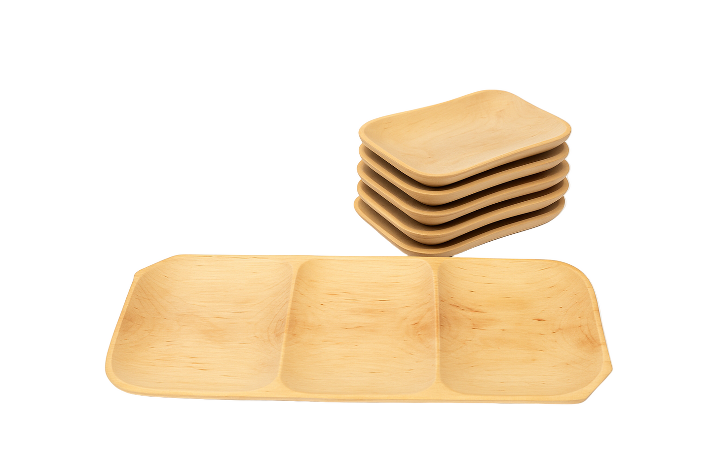 Zestaw drewnianych talerzy i misek o naturalnym kolorze drewna bukowego na białym tle. Na pierwszym planie znajduje się prostokątna taca z trzema przegródkami, a w tle widoczny jest stos sześciu mniejszych, płaskich misek o zaokrąglonych krawędziach