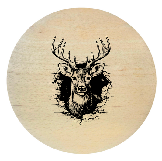 bukowa deska z grawerem jelenia na rustykalnym stole kuchennym wśród wędlin i serów