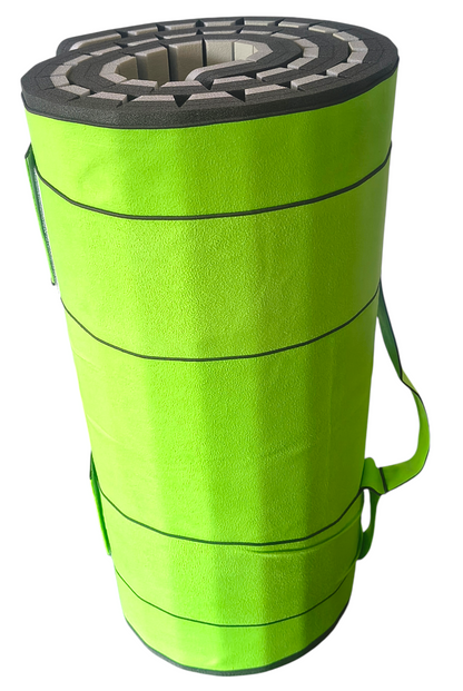 Komfortowa i praktyczna mata turystyczna w rolce – idealna na każdą wyprawę, wykonana z trwałej pianki z wygodnym paskiem do przenoszenia.